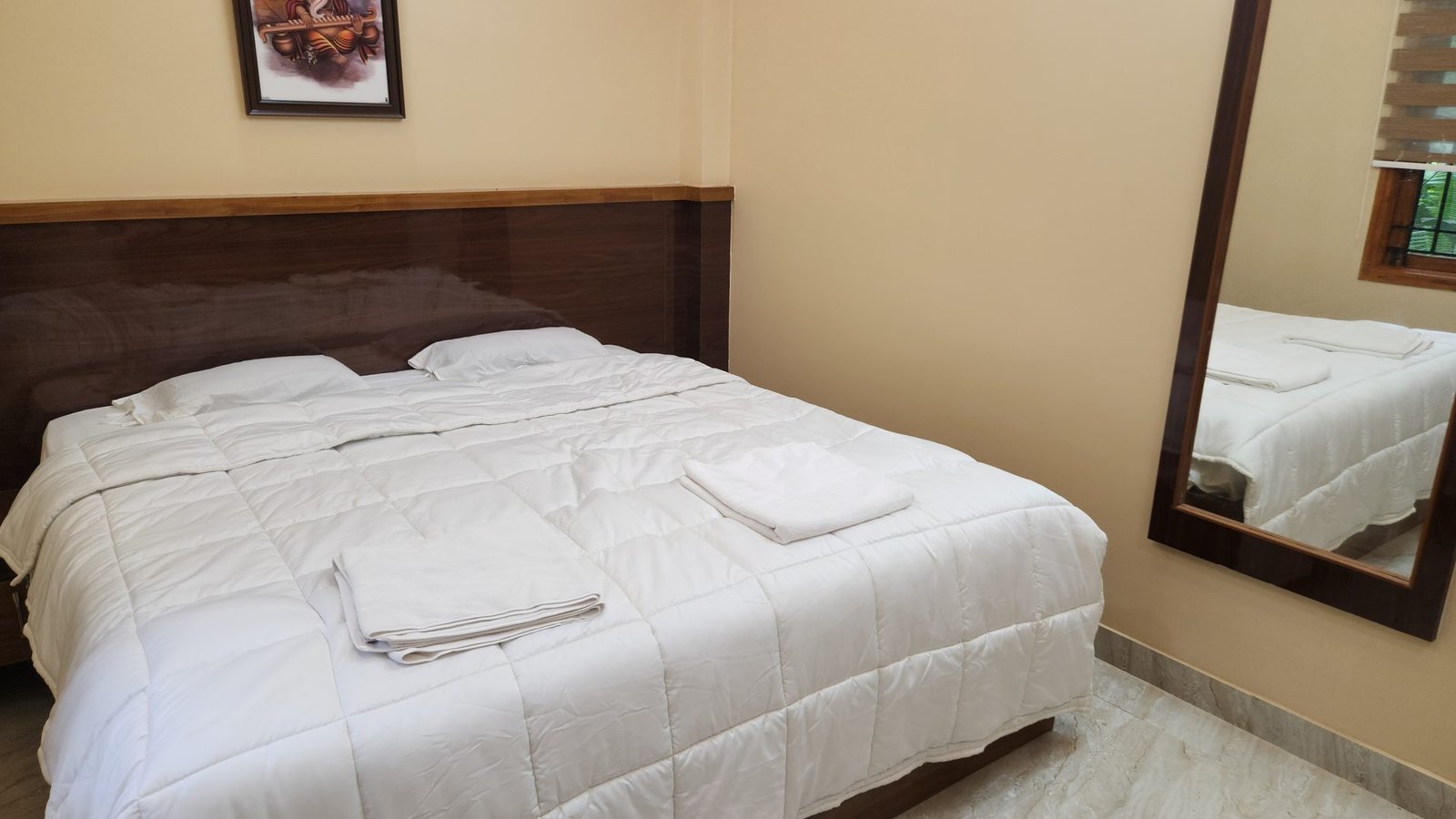 Spacious family bedroom at Vishaka INN Home Stay, Kumbakonam